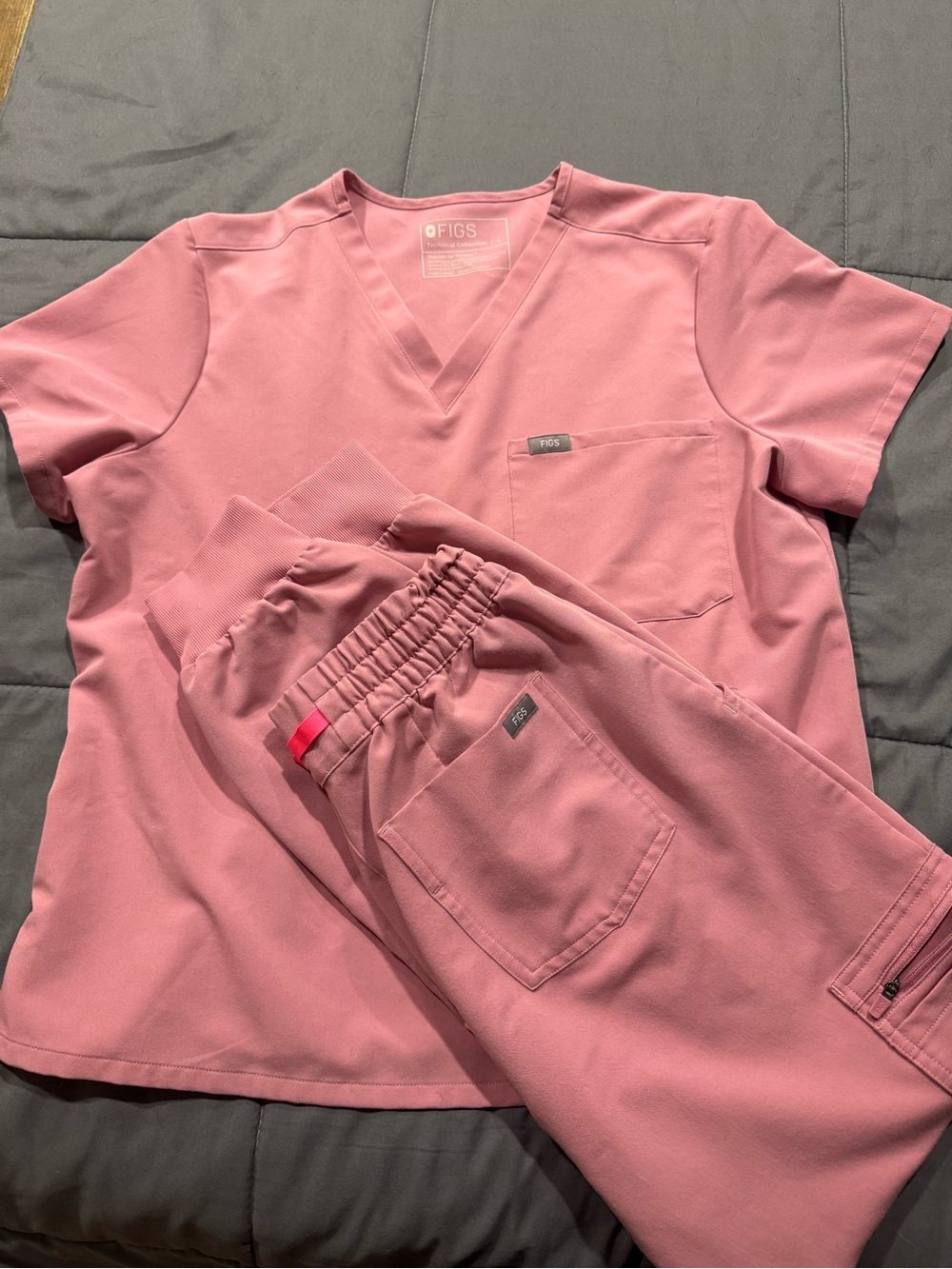 FIGS Women's V-Neck Scrub Top and Jogger Set - Chalk Pink